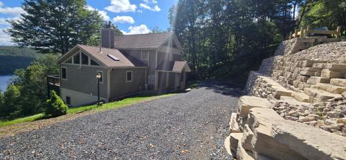 Mountainside House | American Dream- 5 bedroom dog-friendly with hot tub, pool table and more!