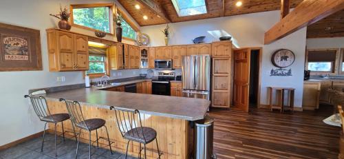 Mountainside House | American Dream- 5 bedroom dog-friendly with hot tub, pool table and more!