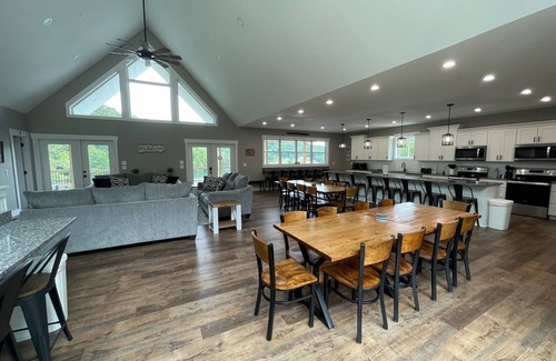 La Follette House | American Freedom; Theater Rm! Enjoy the Fall Colors! Flexible Chk-in & out times