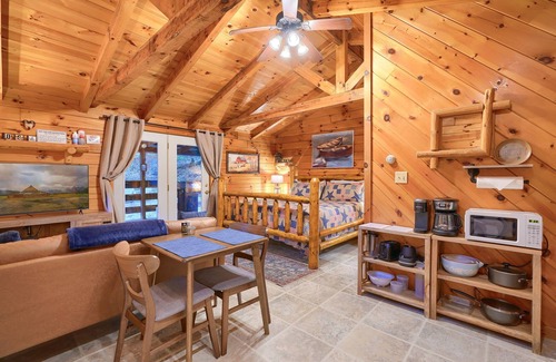 South Bloomingville Cabin | American Hollow: Pet friendly + private couples cabin w/hot tub in Hocking Hills
