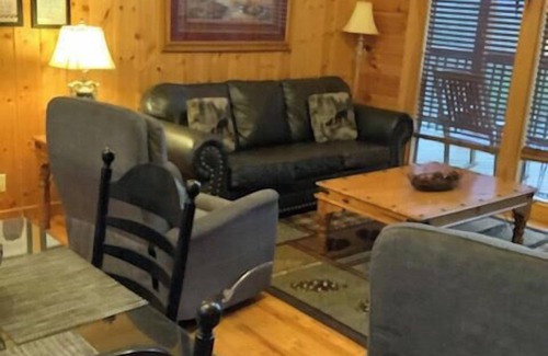 Gatlinburg - Pigeon Forge Resort | American Spirit is a charming two-bedroom cabin located in Hidden Springs Resort