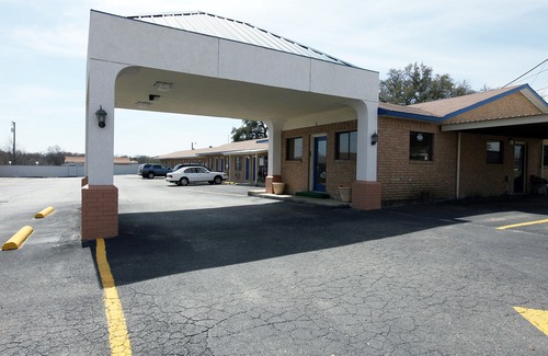 Comanche Hotel | Americas Best Value Inn Comanche