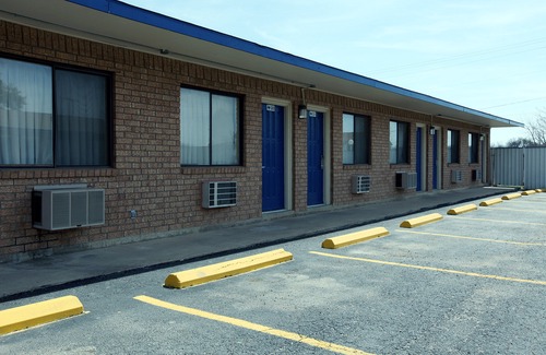 Comanche Hotel | Americas Best Value Inn Comanche