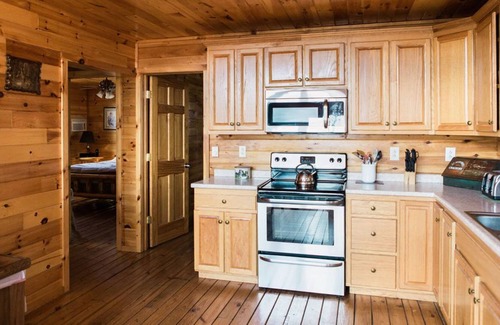 Hickory Hills Ski Chalet | Amish-built Chalet In Skiing/Rafting/Biking Area 50-Mile View- 4 mi to gorge