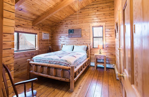 Hickory Hills Ski Chalet | Amish-Built Log Home - 50-Mile View, Hot Tub, Fire-pit, 4 mi to gorge!