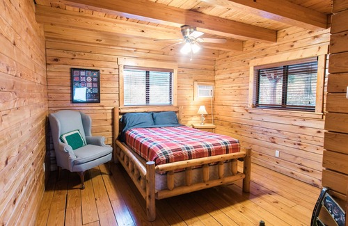 Hickory Hills Ski Chalet | Amish-Built Log Home - 50-Mile View, Hot Tub, Fire-pit, 4 mi to gorge!