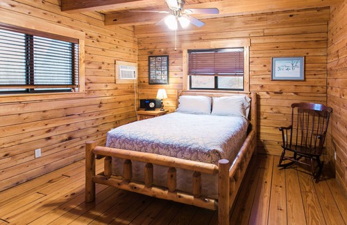 Hickory Hills Ski Chalet | Amish-Built Log Home - 50-Mile View, Hot Tub, Fire-pit, 4 mi to gorge!