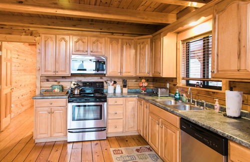 Hickory Hills Ski Chalet | Amish-Built Log Home - 50-Mile View, Hot Tub, Fire-pit, 4 mi to gorge!