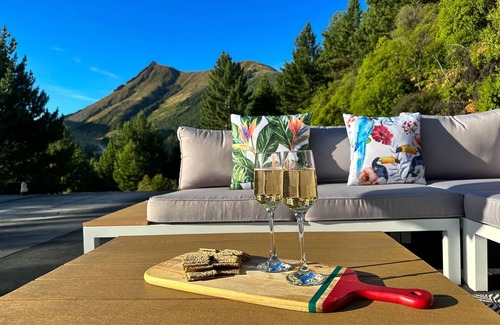 Queenstown Apartment | Amongst the pines, 2 bedroom bach, Stellar Views