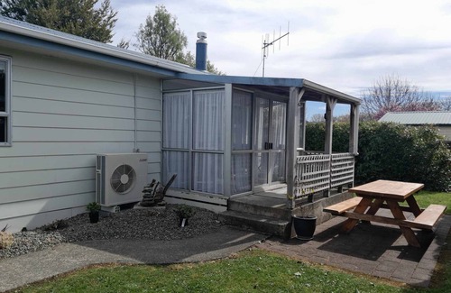 Te Anau Cottage | Amongst trees is this quaint cottage & within a 5-minute walk to town & beach
