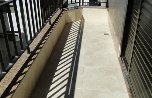 Cabo Frio Apartment | Ample 3 bedroom apt with well furnished balconies on Praia do Forte