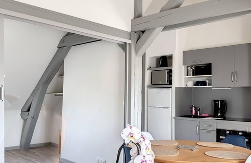 Ault Apartment | AMX2 - La bellevue - vue plongeante sur la mer sous les charpentes