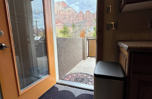 Zion National Park South Entrance Apartment | AMZG Views, Walkable, Clean & Spacious 3 bdrm w/PATIO, right downtown! Sleeps 8