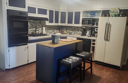 Mountain Club Cottage | An Adorable House in the cool Pines And Only 5 Minutes From Courthouse Square