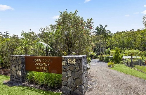 Lowanna Cabin | An adult-only, pet-friendly retreat offering privacy, comfort and life's simple pleasures.