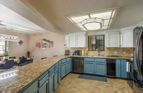Lake Havasu City House | An Adventurer's Retreat ~ Book for Desert Storm! RV Garage! Hot Tub & Pool!