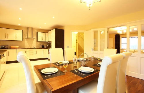 Kenmare House | An ardmullen 3 bed walnut that sleeps 6 guests in 3 bedrooms
