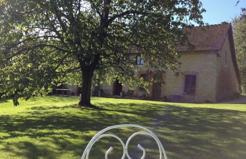 Saint-Martin-des-Pezerits Cottage | An authentic Percheron house: fireplace, beams, terracotta floor tiles, a large park