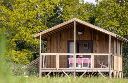 Ploemel Ski Chalet | An ecolodge with swimming pool, surrounded by nature and 10 minutes from the beach!
