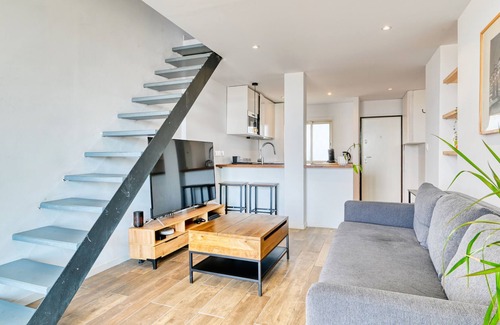 Saint-Barnabe Apartment | An elegant apartment with a breathtaking view of the surrounding area