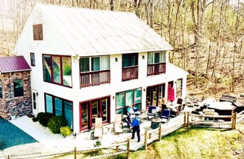Lynchburg House | An entire resort to yourself! Riverfront home 5 mins. from Historic Lynchburg.