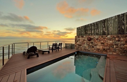 Wilderness House | An exclusive and vast four bedroom/four bathroom house on the beach front