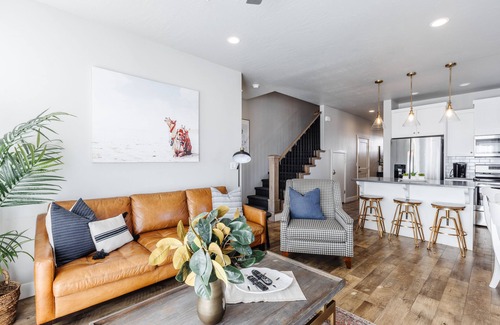 Washington Fields House | An Oasis View @ Freedom Village | Perfect for Large Groups | Community Amenities