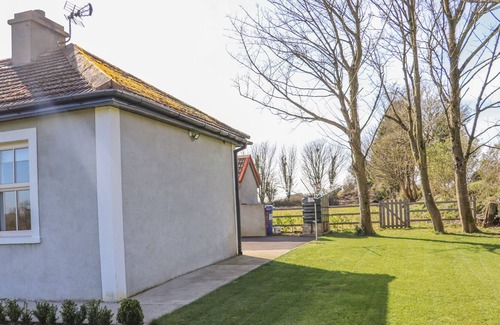 Adamstown Cottage | AN TEACHAIN, pet friendly, with a garden in Adamstown, County Wexford