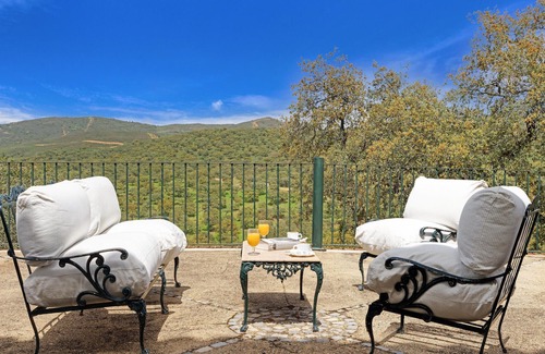 La Granada de Rio-Tinto House | An unforgettable vacation full of sun and relaxation awaits you in this vacation home with pool.
