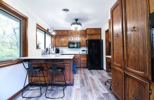Manhattan House | An Updated, Secluded family friendly home with Fast Wifi