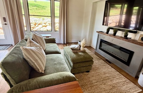 Rockbridge Baths Cabin | An Upscale Charming Couples Escape! Autumn Getaway with Hot Tub & Fire Pit !