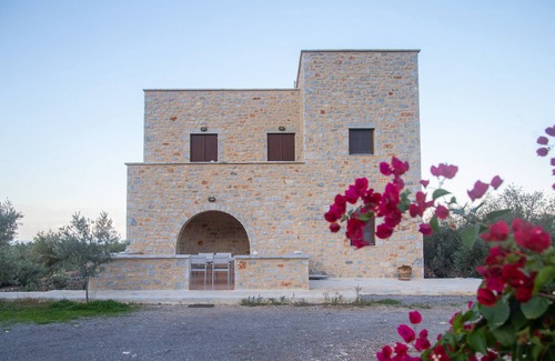 Omales Ski Chalet | Anaroussa Diros Villa