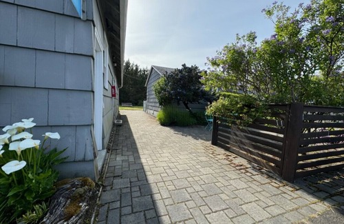 Long Beach Cottage | Anchorage Cottages Unit 1 Dog friendly and close to the beach
