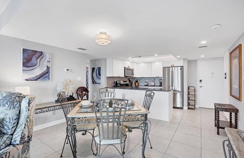 Siesta Key Condo | Anchorage Resort 8th floor condo in Siesta Key with private beach access, pool,