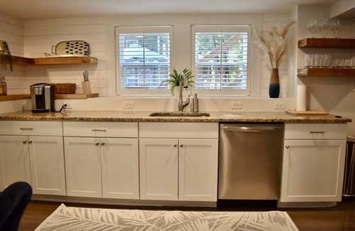Hull House | Anchors Away Inn 2 Br Apt 1 min walk to the Beach King & Queen