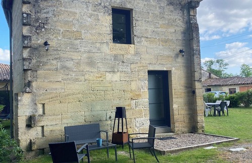 Saint-Denis-de-Pile House | Ancienne Grange Renovee Dans UNE Batisse EN Pierre DE Tailles Avec Jardin