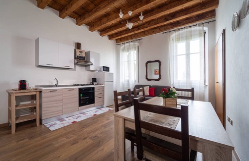 Monzambano Apartment | Ancient Coat of Arms Meneghella Court - Tulips