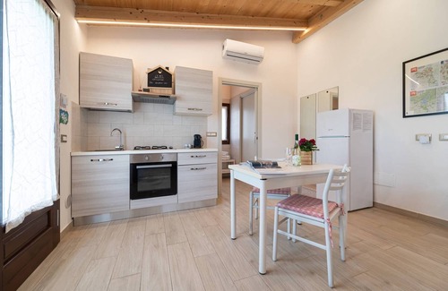 Monzambano Apartment | Ancient Coat of Arms Meneghella Court - Jasmine
