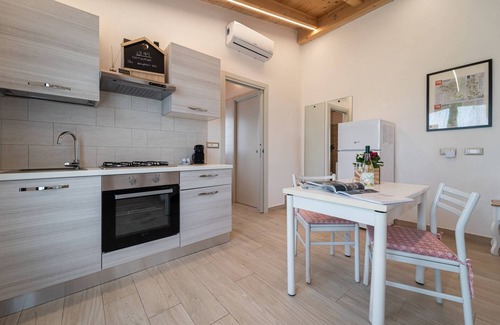 Monzambano Apartment | Ancient Coat of Arms Meneghella Court - Jasmine