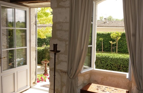 Issigeac Villa | Ancient, fully restored, 13th century medieval village house with garden & patio