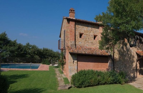 Arezzo Villa | Ancient stone and brick farmhouse set on high hills enjoying a wonderful view over the city of Arezz