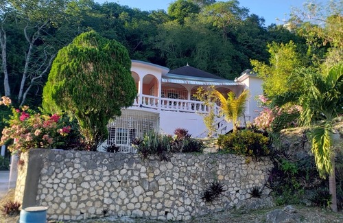 Montego Bay House | Andeve's modern, quiet home away from home with 4 bedrooms 2 bathrooms sleeps 8