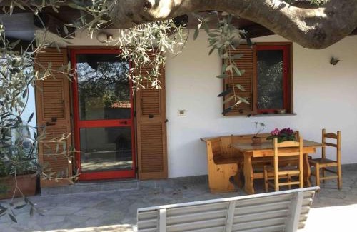 Andora Apartment | ANDORA, Villa INDIPENDENTE, ammessi ANIMALI, entrata e Giardino Dehor privato, luogo rigenerante ,SOLARIUM,Pace e relax,parcheggio privato gratuito