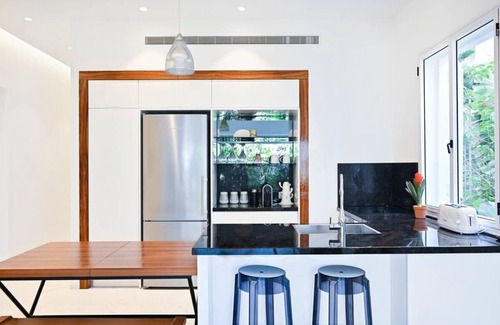 Tel Aviv Promenade Apartment | Andy Warhol at Hakerem by Holyguest
