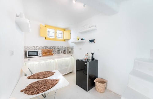Amoudi Bay House | Anelia House invites guests to indulge unique moments of relaxation