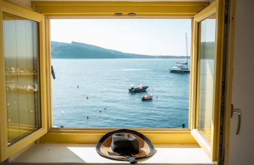 Amoudi Bay House | Anelia House invites guests to indulge unique moments of relaxation