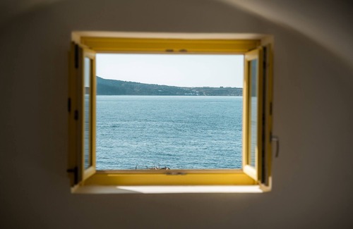 Amoudi Bay House | Anelia House invites guests to indulge unique moments of relaxation