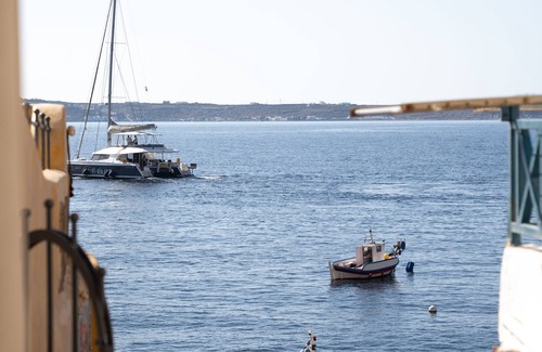 Amoudi Bay House | Anelia House invites guests to indulge unique moments of relaxation