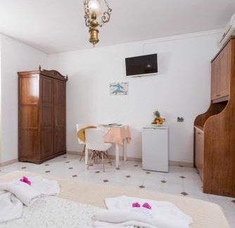 Perissa Apartment | Anezina Villas