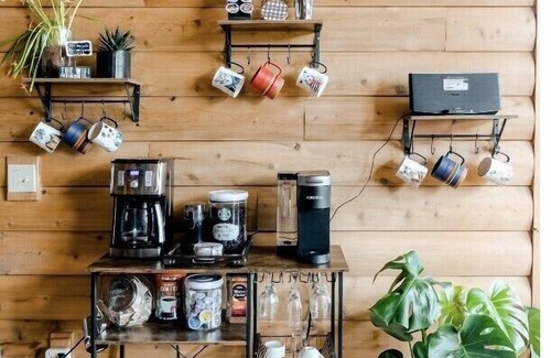 Grubville Cabin | Angela Custom Log House on 7 acres. Pets Not Allowed. No Smoking.